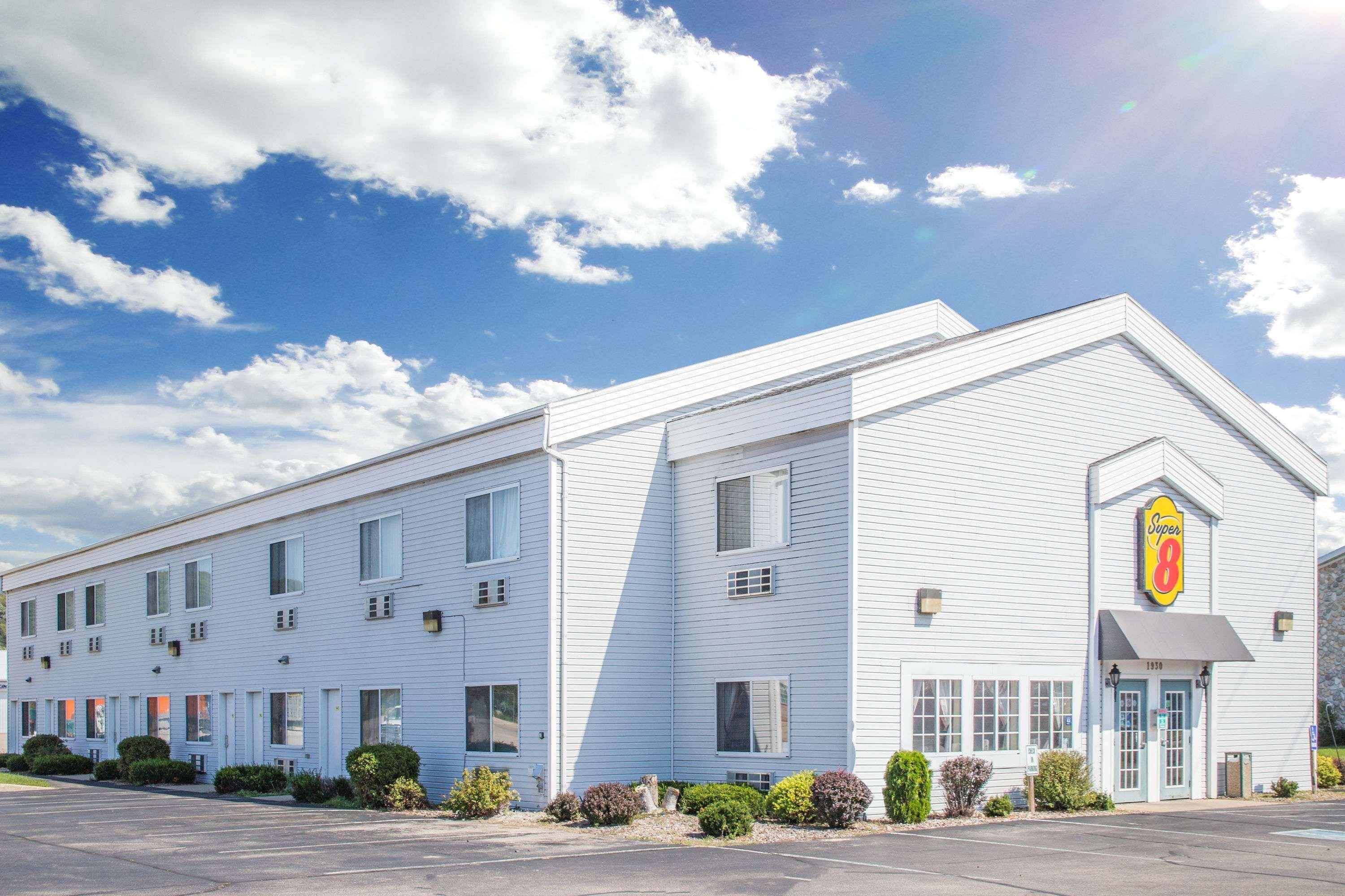 Super 8 By Wyndham Prairie Du Chien Hotel Екстериор снимка