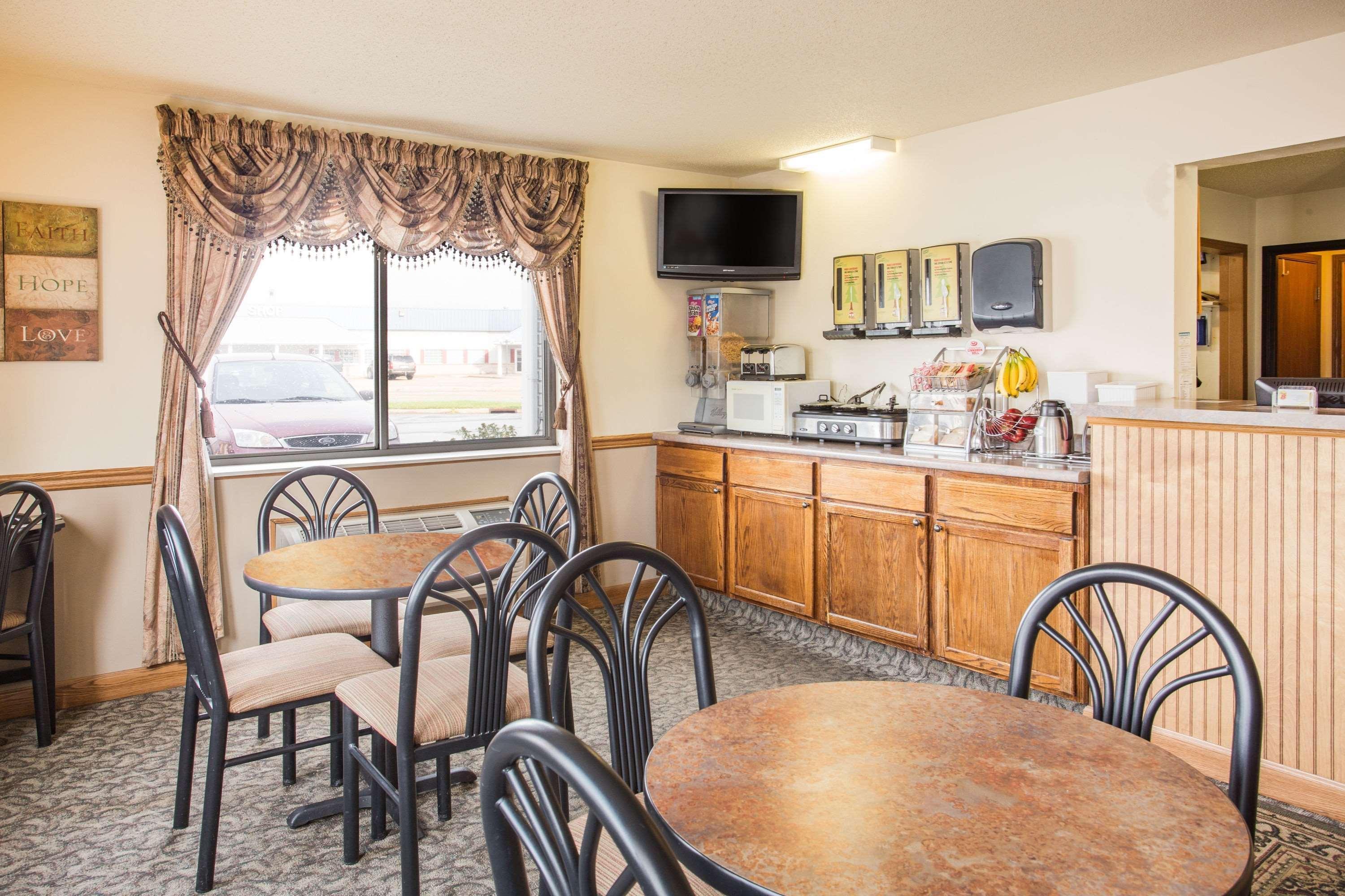 Super 8 By Wyndham Prairie Du Chien Hotel Екстериор снимка
