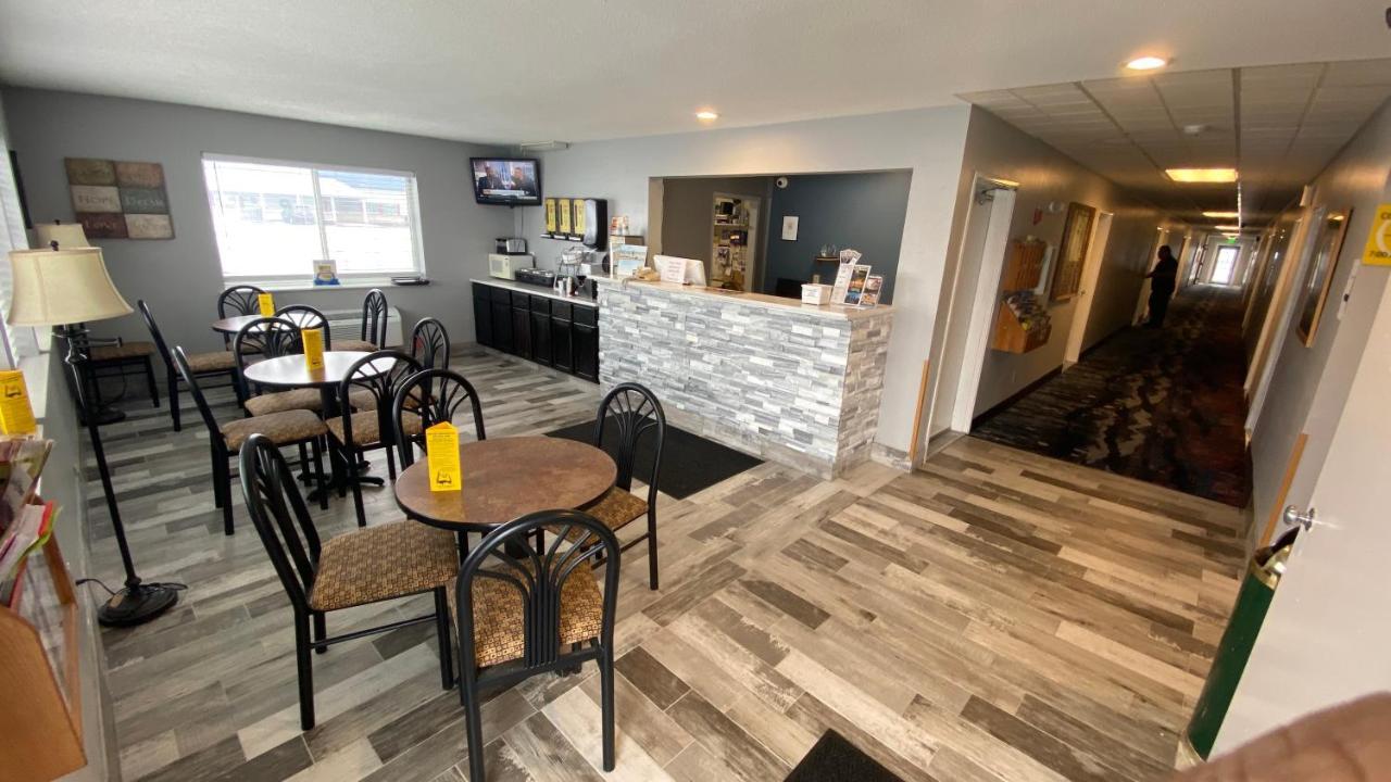 Super 8 By Wyndham Prairie Du Chien Hotel Екстериор снимка